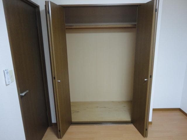 北洋室クローゼット(開） コーポナカネ