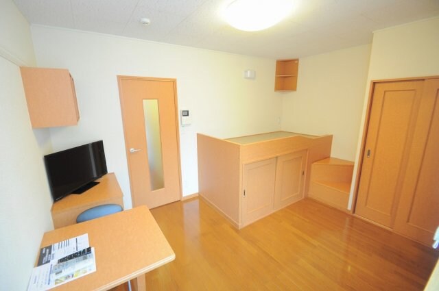 1階フローリング、２階カーペット レオパレスボンヌシャンス　長浦