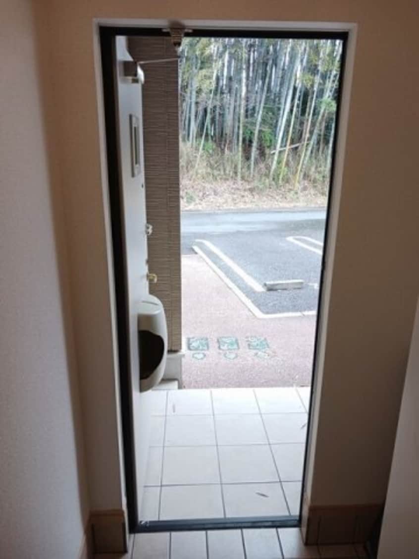 収納もある玄関です ブルー　コスモ