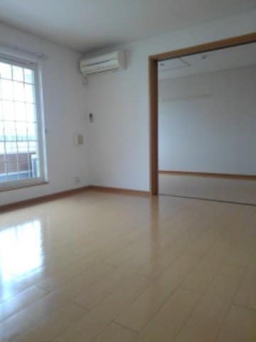 ゆったり過ごせる居間です メゾン　ラダ－