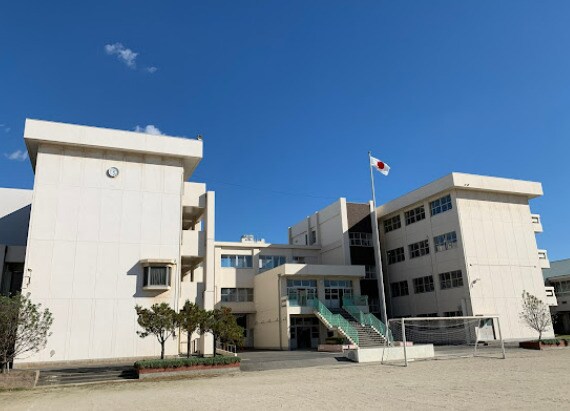 知多市立八幡中学校(中学校/中等教育学校)まで786m 名鉄常滑線・空港線/朝倉駅 徒歩10分 3階 1年未満