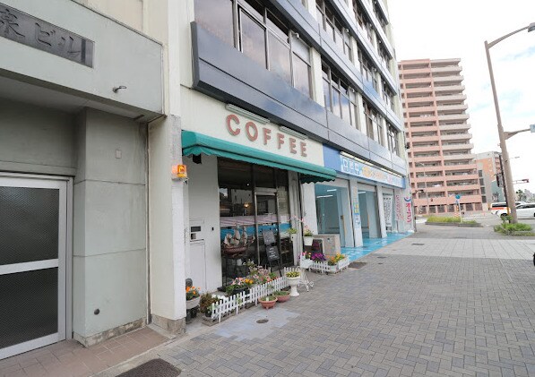 ウエスト(カフェ)まで1m ツルミビル