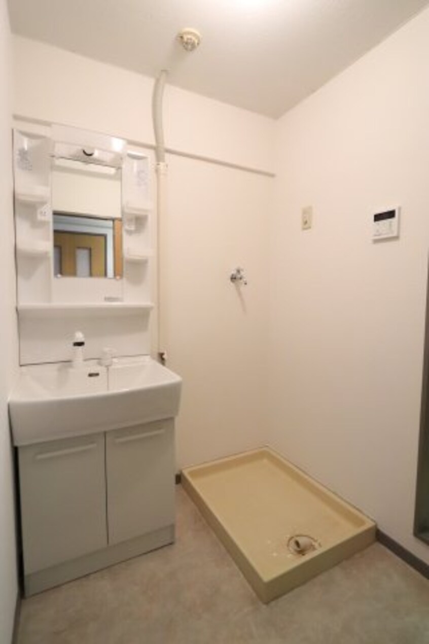 ※別部屋のお写真で、現況優先と致します。 名古屋臨海高速鉄道<あおなみ線>/荒子川公園駅 徒歩15分 1階 築36年