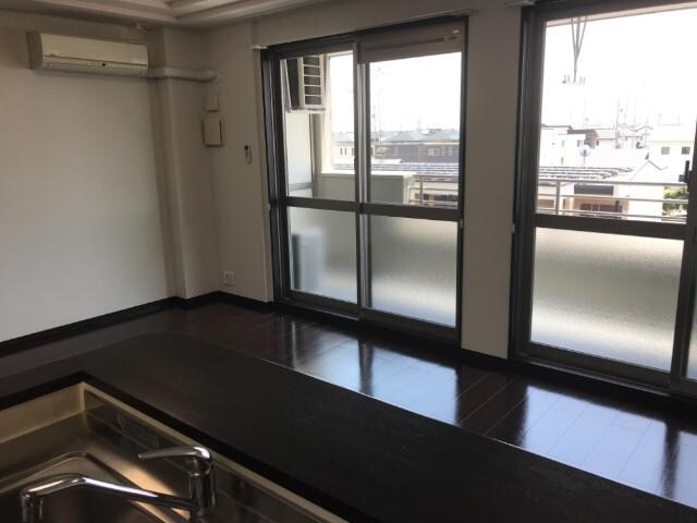 リビング ブルーローズ