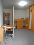 1Fはフローリング、2・3Ｆはジュウタンの床です。サンプル レオパレスアルカディア２