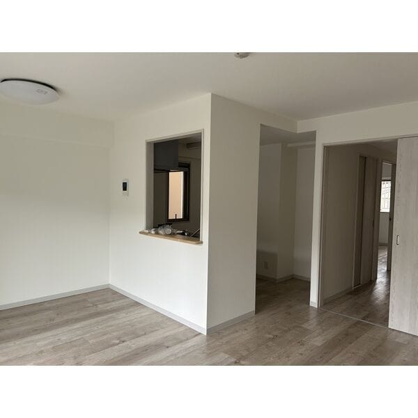 室内写真は別部屋の写真です。 LOROS6