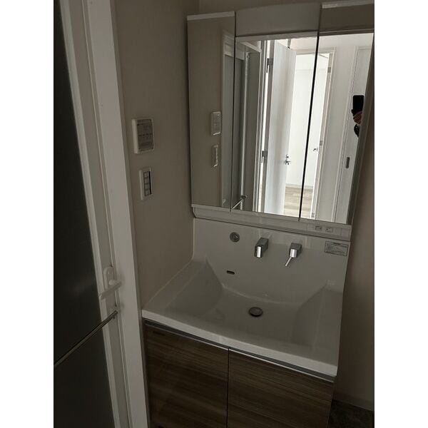 室内写真は別部屋の写真です。 LOROS6