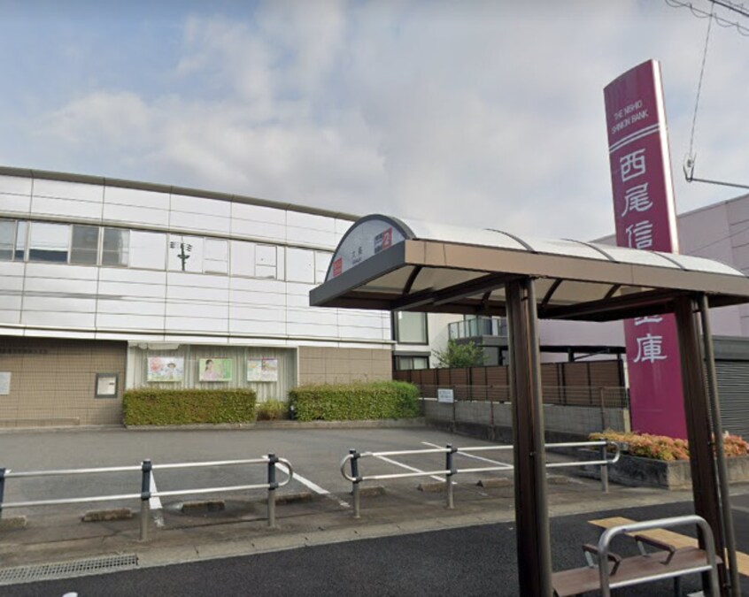 西尾信用金庫鳴海支店(銀行)まで30m ベラ　フォンターナ