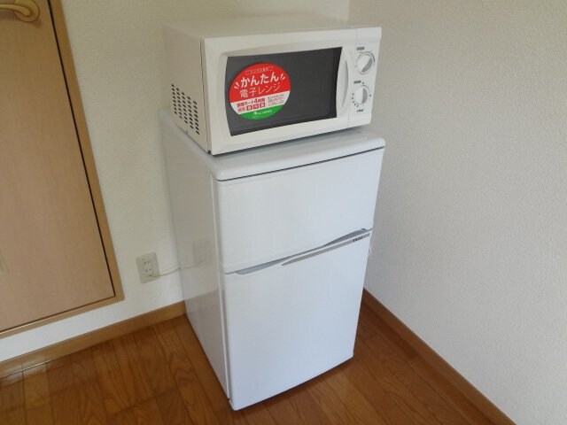 冷蔵庫にレンジもついています。 レオパレスエムズ・ベイコート