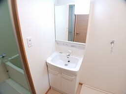 明るい洗面所です