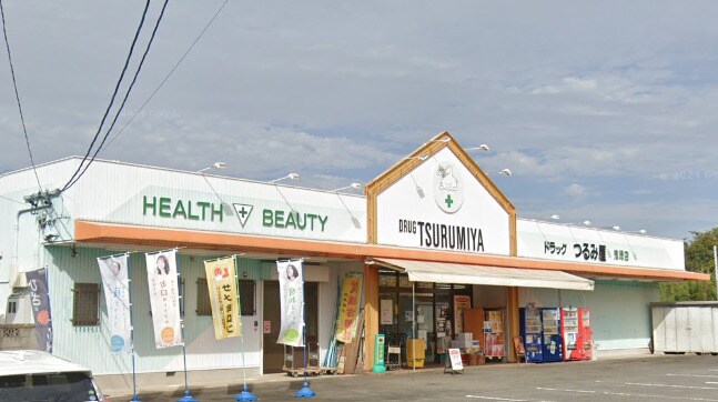 つるみ屋鬼崎店(ドラッグストア)まで1142m ブレイヴ　ベイサイド