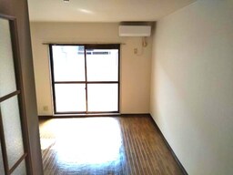 室内写真は別部屋の写真です。