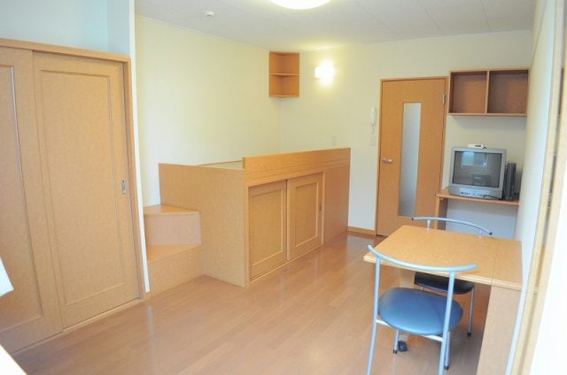 1階フローリング、２階カーペット レオパレスＲＹＵ