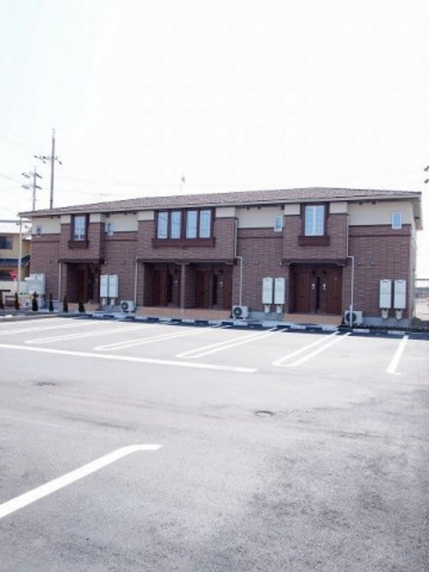 車をお持ちの方に嬉しい駐車場付きの物件です フォレ　ウエスト　Ａ