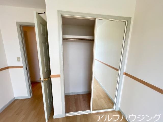 クローゼット エルシティ　オリビア（ＥＬＬＥ　ＣＩＴＹ　ＯＬＩＶＩＡ）