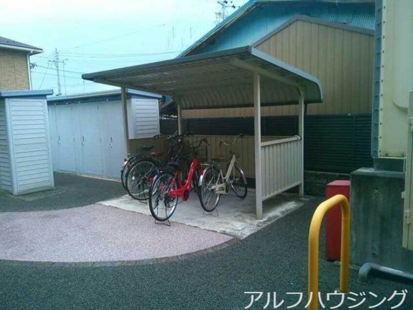 駐輪場 トレビナフェリーチェ