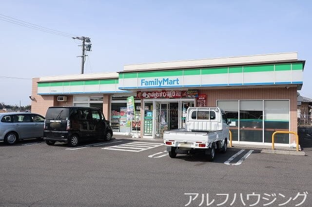 ファミリーマート(コンビニ)まで850m オンブラージュ　Ｂ