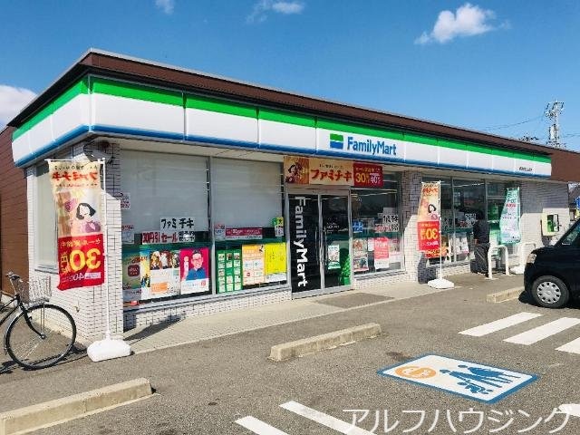 ファミリーマート美濃加茂太田南店(コンビニ)まで123m タウンロイヤル