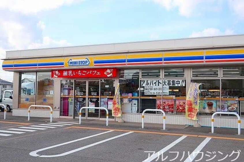 ミニストップ(コンビニ)まで300m アヴニールＣ棟