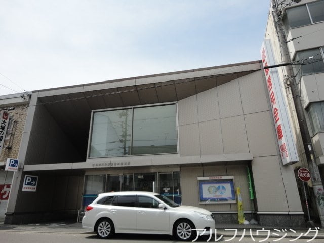 岐阜信用金庫美濃加茂支店(銀行)まで442m 向学マンション歓