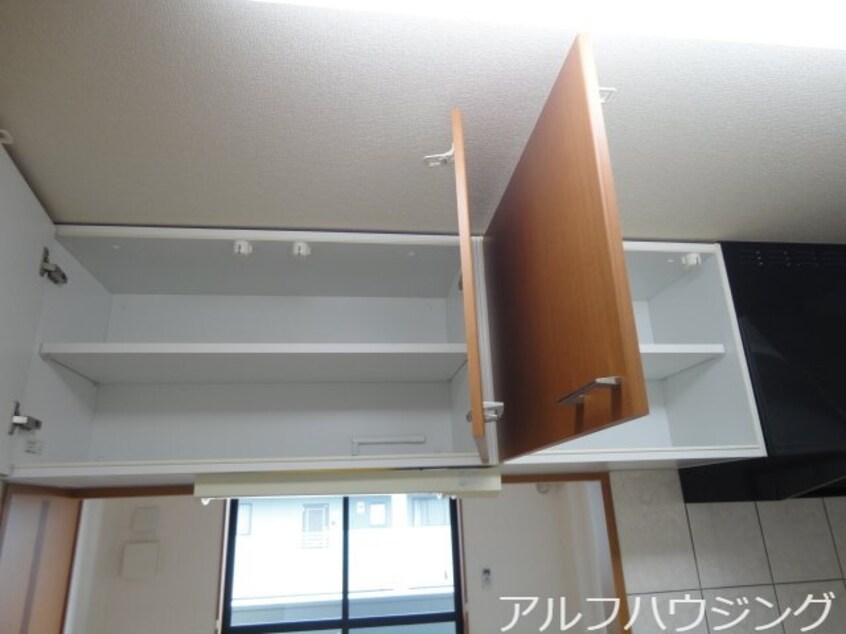 キッチン収納（上部） サンタプレイス弐番館（ＳＡＮＴＡ　ＰＬＡＣＥ　弐番館）