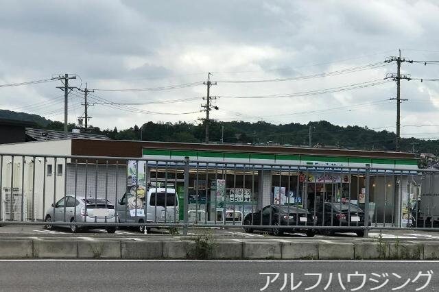 ファミリーマート美濃加茂西町店(コンビニ)まで747m マディナット・ジュメイラ