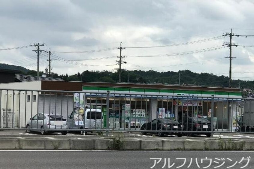 ファミリーマート美濃加茂西町店(コンビニ)まで747m マディナット・ジュメイラ