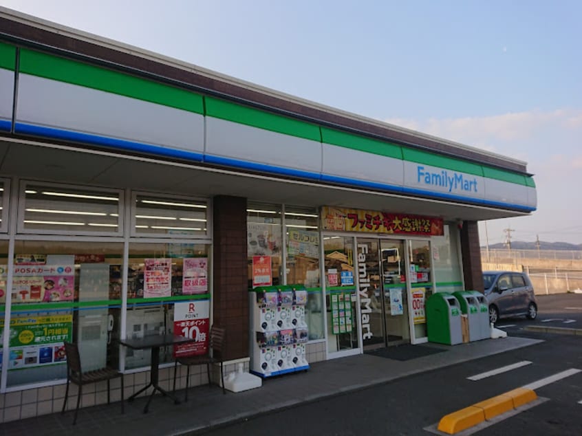 ファミリーマート 駅家町中島店(コンビニ)まで819m 平川住宅　南