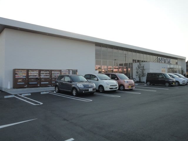 ツタヤ新涯店（CD・DVDレンタル）まで500ｍ 愛瑠