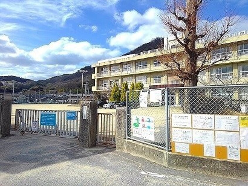 福山市立泉小学校(小学校)まで361m サンビレッジ城西　ペット（犬）