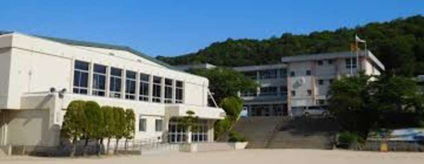福山市立神辺小学校(小学校)まで2568m エトワール湯野