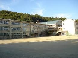 尾道市立日比崎中学校(中学校/中等教育学校)まで2372m サニーガーデン　Ｋ