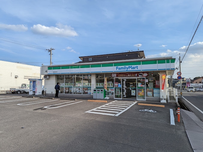 ファミリーマート 福山春日町店(コンビニ)まで173m グリーンハイム藤