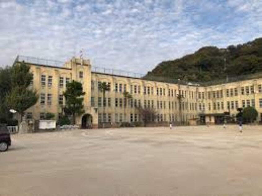 尾道市立久保小学校(小学校)まで2451m プレミアコート