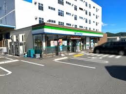 ファミリーマート 神辺町川南店(コンビニ)まで604m レオパレスハピネス
