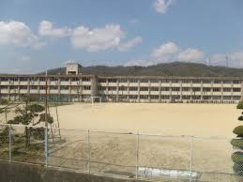 福山市立神辺東中学校(中学校/中等教育学校)まで1674m エステート雅