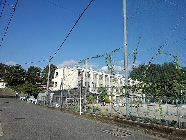 本郷小学校まで950m ローズコリーヌＢ