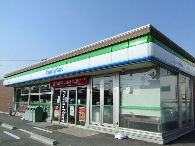 ファミリーマート名張鴻之台店(コンビニ)まで566m ネオ・アーバン・パレス