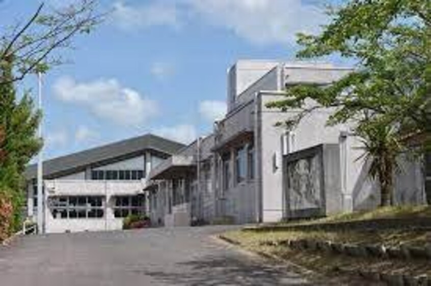 英心高等学校桔梗が丘校(高等学校/高等専門学校)まで1600m ドミールアローウィステリア
