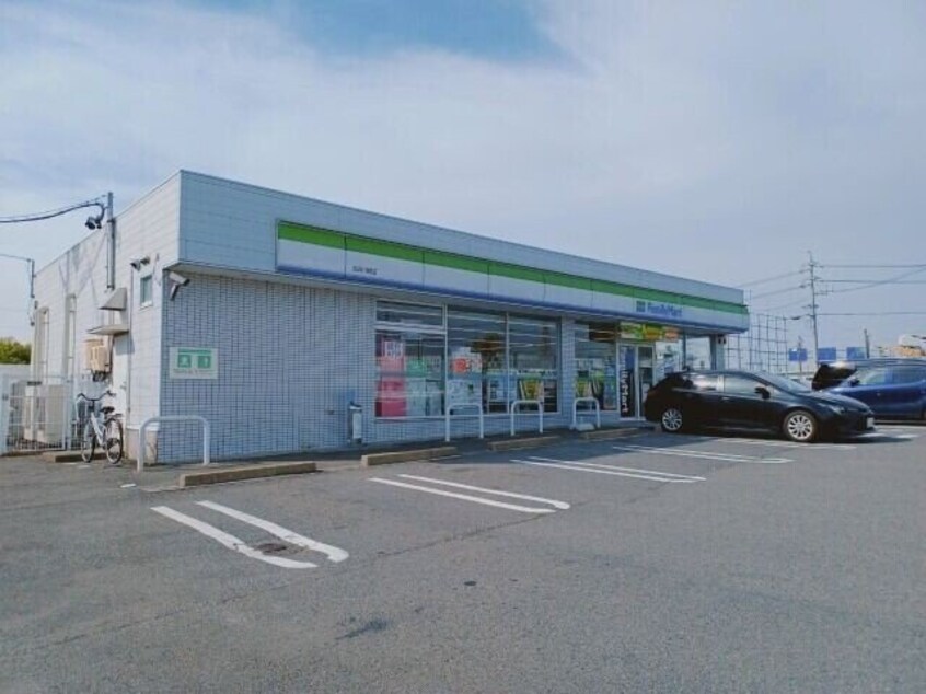 ファミリーマート名四川越店(コンビニ)まで485m イースト　ファーム