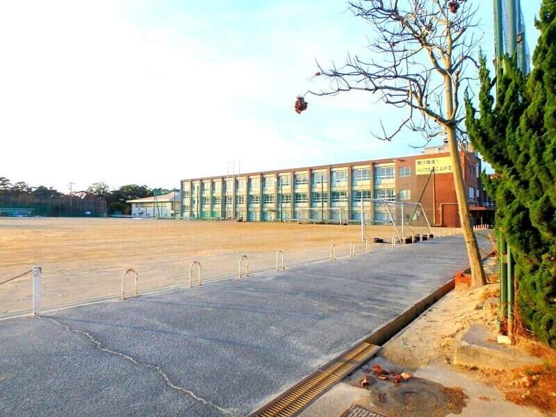 桑名市立陵成中学校(中学校/中等教育学校)まで1040m ハイムグランシャリオ内山　B