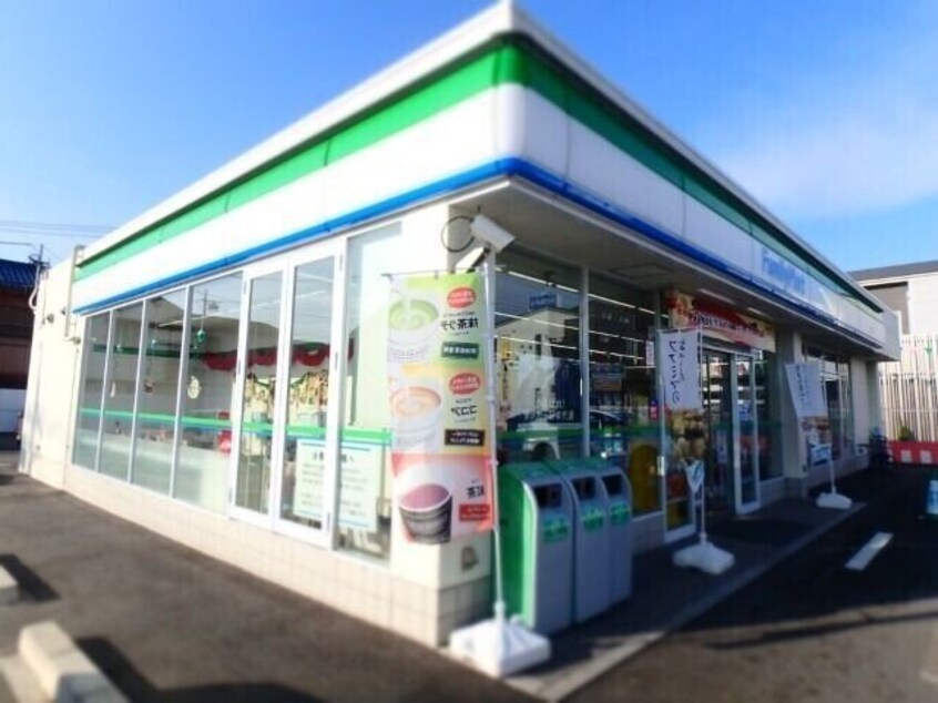 ファミリーマート桑名江場店(コンビニ)まで359m カーサ　ソラーナ