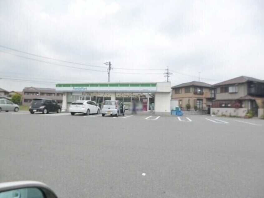 ファミリーマート北勢麻生田店(コンビニ)まで893m アヴニール　Ａ