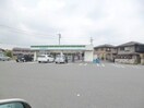 ファミリーマート北勢麻生田店(コンビニ)まで893m アヴニール　Ａ