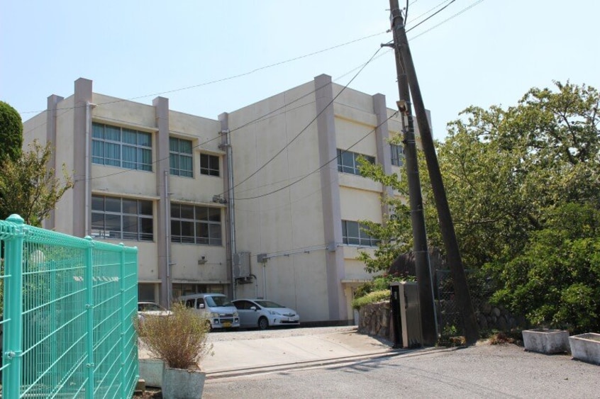 桑名市立桑部小学校(小学校)まで867m エスポワール花園　Ｃ