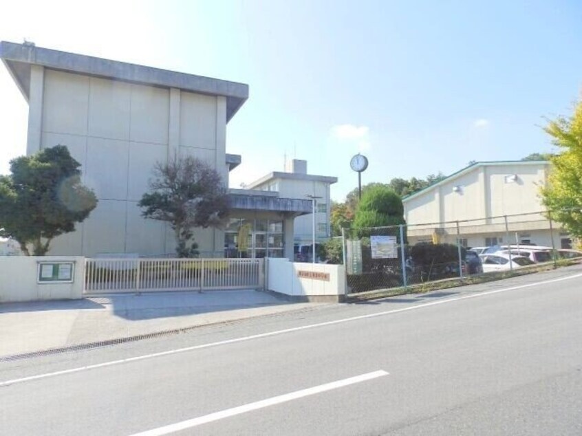 四日市市立羽津中学校(中学校/中等教育学校)まで621m アーバンライフサクライ