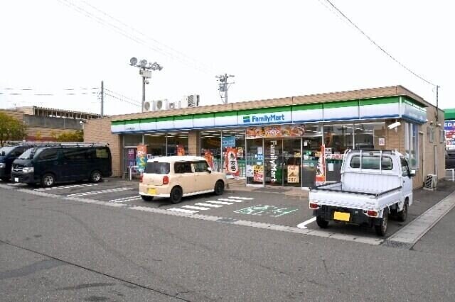 ファミリーマート四日市東富田店(コンビニ)まで537m 富田一色町リノベハウス