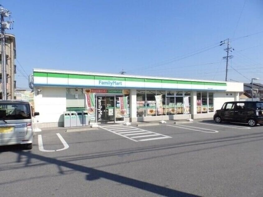 ファミリーマート四日市十志町店(コンビニ)まで560m 西村ビル