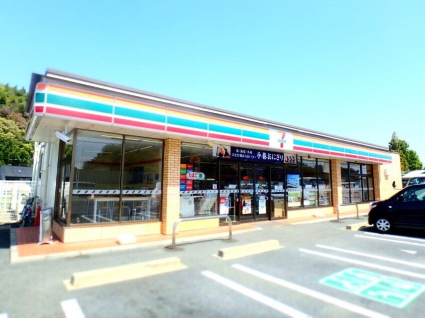セブンイレブン四日市東インター店(コンビニ)まで691m AUGUSTA（オーガスタ）