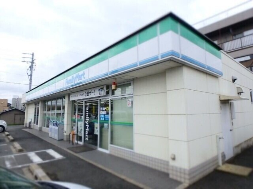 ファミリーマート四日市広永町店(コンビニ)まで552m エクセレントヒロナガ